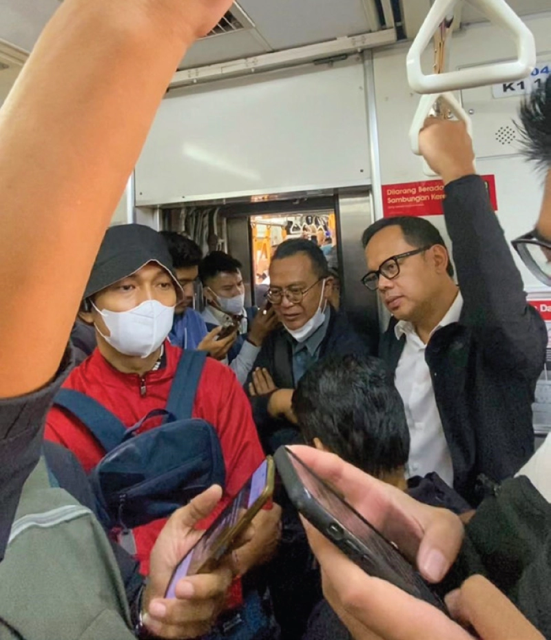 PEJABAT DITANTANG NAIK TRANSPORTASI UMUM