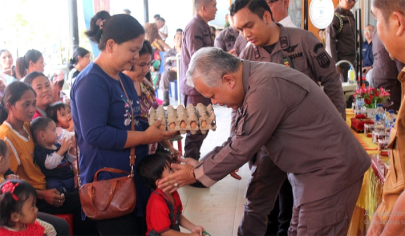 Kunker ke Kepulauan Nias, Kajati Sumut Bakti Sosial Bagikan Sembako Kepada Abang Becak dan Petugas Kebersihan