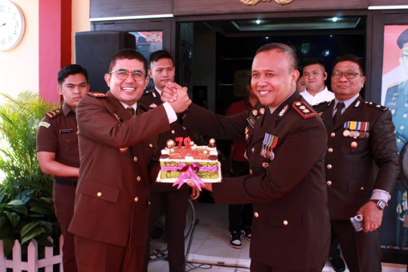 HUT ke-79 Bhayangkara, Kajari Gunungsitoli Ikuti Upacara Dan Berikan Kejutan Kepada Kapolres Nias