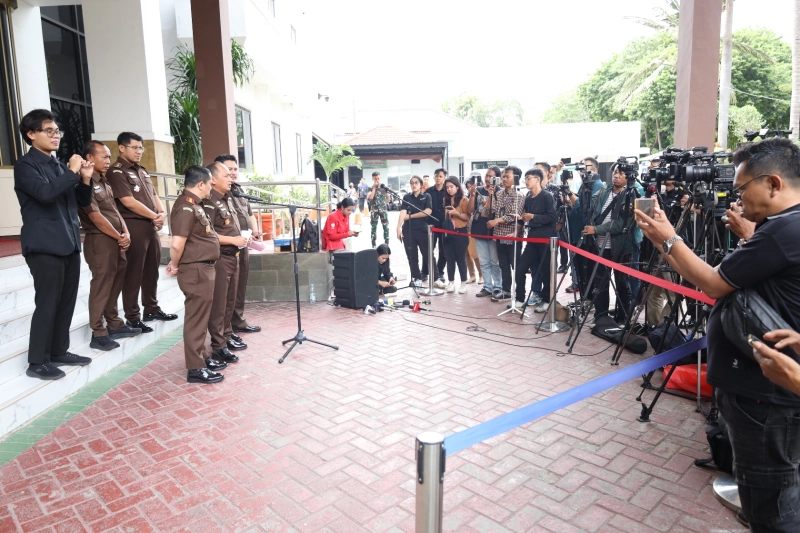 Penyerahan Tersangka dan Barang Bukti (Tahap II)  Perkara Digitalisasi Pendidikan Kemendikbudristek terhadap 4 Orang Tersangka 