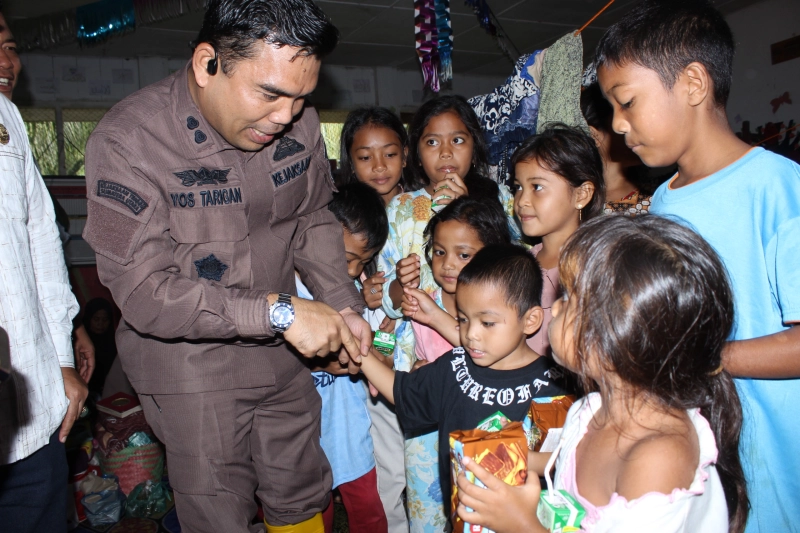 Adhyaksa Peduli Korban Banjir Madina, Plt Kajari Yos Ajak Pulihkan Keadaan Bersama 