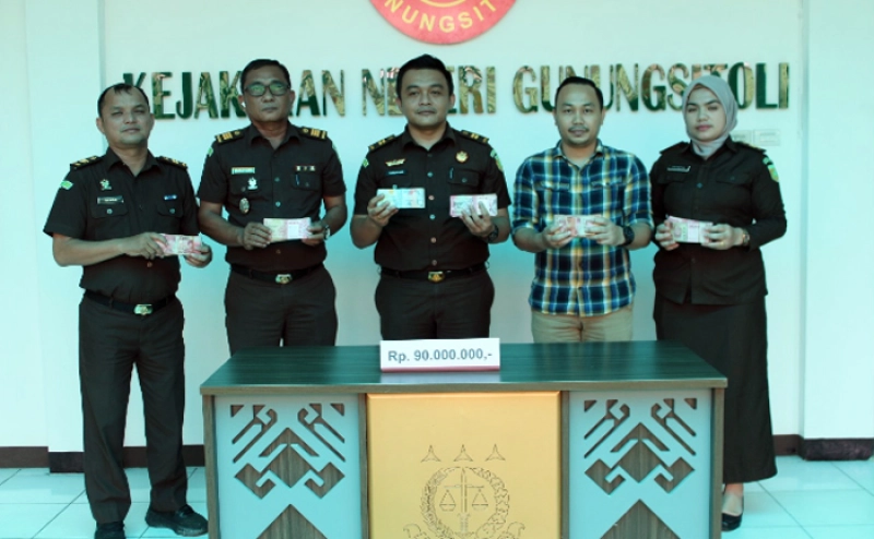 Tersangka FZ, Mantan Kadis Pariwisata dan Budaya Nias Utara Serahkan Kerugian Negara Rp90 Juta ke Jaksa Penyidik