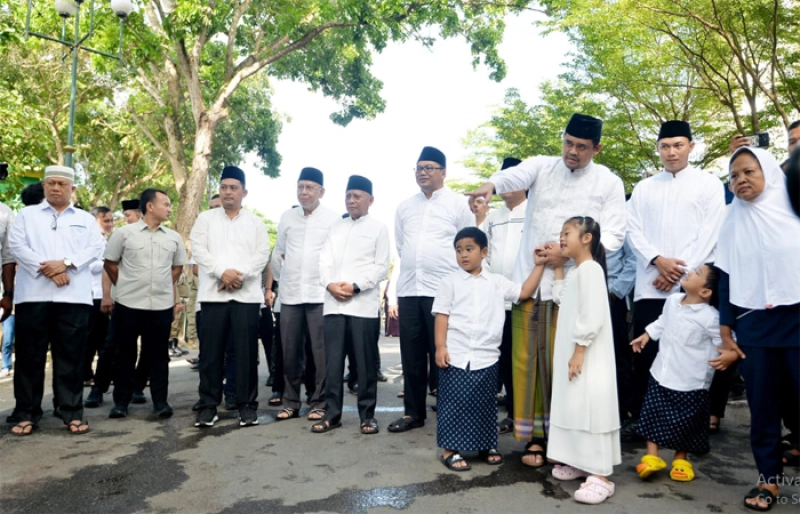 Gubsu Bobby Nasution dan Wagubsu Surya Salat Iduladha 1446 Hijriah Bersama Ribuan Masyarakat Deliserdang