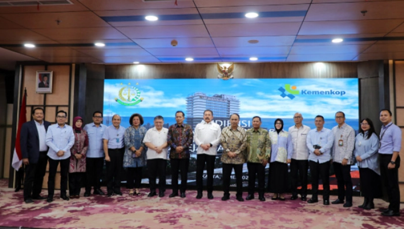 Jaksa Agung Terima Kunjungan Menteri Koperasi Dalam Rangka Pengawalan Program 80.000 Koperasi Merah Putih