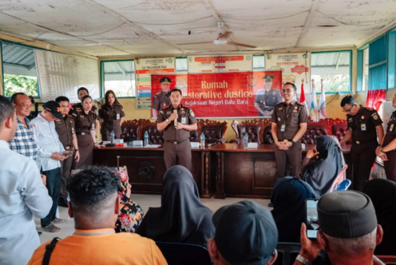 Kejari Batu Bara Selesaikan Perkara Pencurian dan Penggelapan Dengan Humanis, Korban Memaafkan para Tersangka