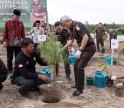 Dukung Dunia Pendidikan dan Adhyaksa Go Green, Kajati Sumut Serahkan Barang Rampasan dan Tanam Pohon di Areal SMK N 1 Merek