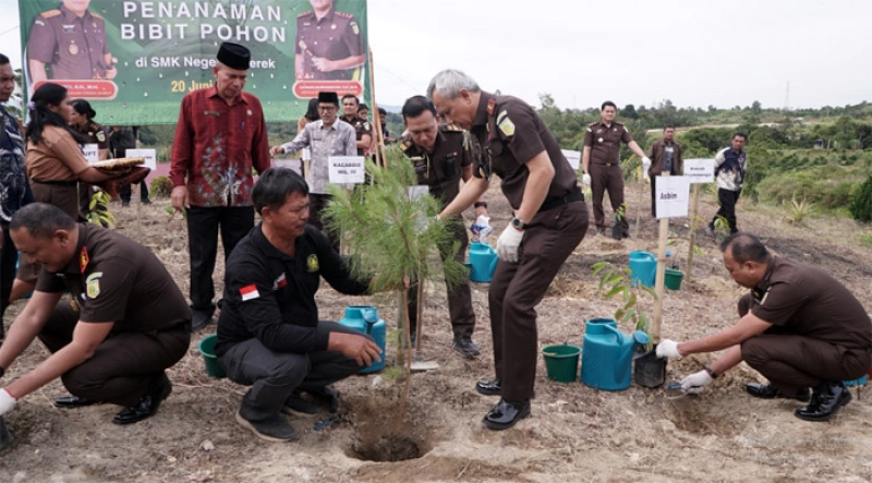 Dukung Dunia Pendidikan dan Adhyaksa Go Green, Kajati Sumut Serahkan Barang Rampasan dan Tanam Pohon di Areal SMK N 1 Merek