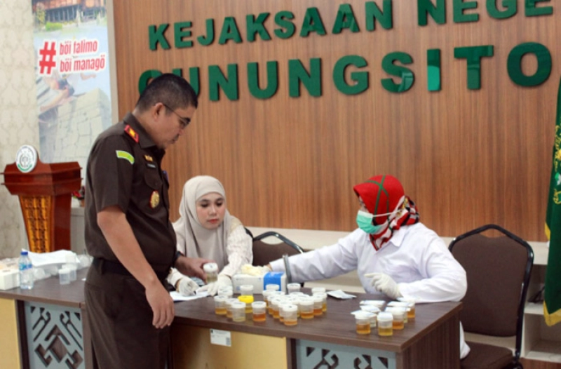Hari Pertama Kerja, Kejari Gunungsitoli Lakukan Tes Urine Seluruh Jaksa dan Pegawai